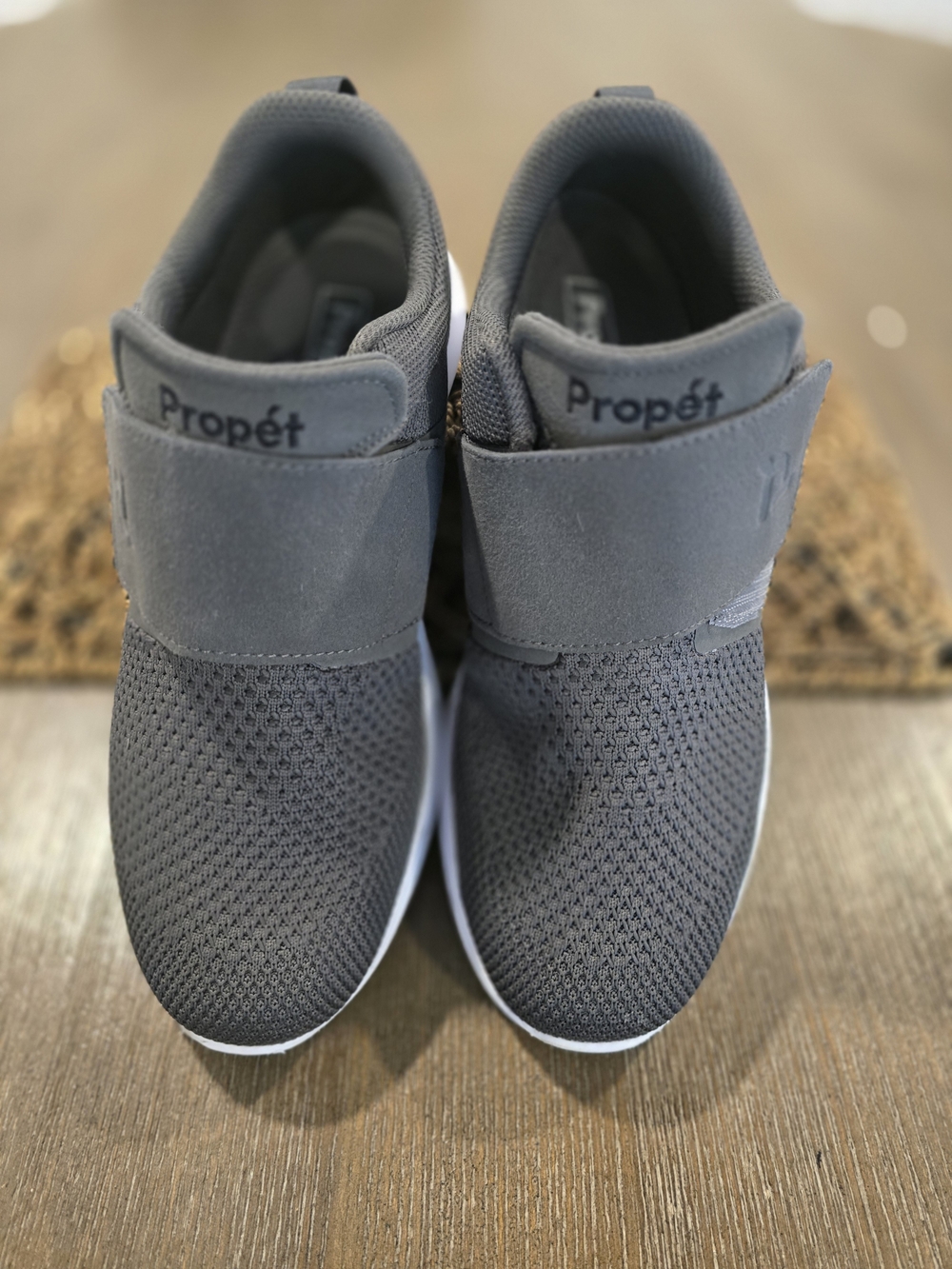 Mens Propet Sneaker With Velcro Strap Size 9.